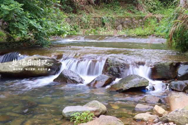 宁波余姚的孙郎埠村，藏于山岙犹如桃源秘境，但清潭浅瀑美不胜收