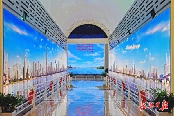 武汉规划展示馆城市长廊升级亮相，可实景穿行纵览长江天际线