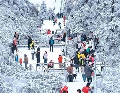 大理苍山冰雪景观引客来