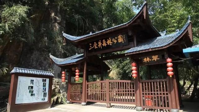 山翠水碧倚晴空