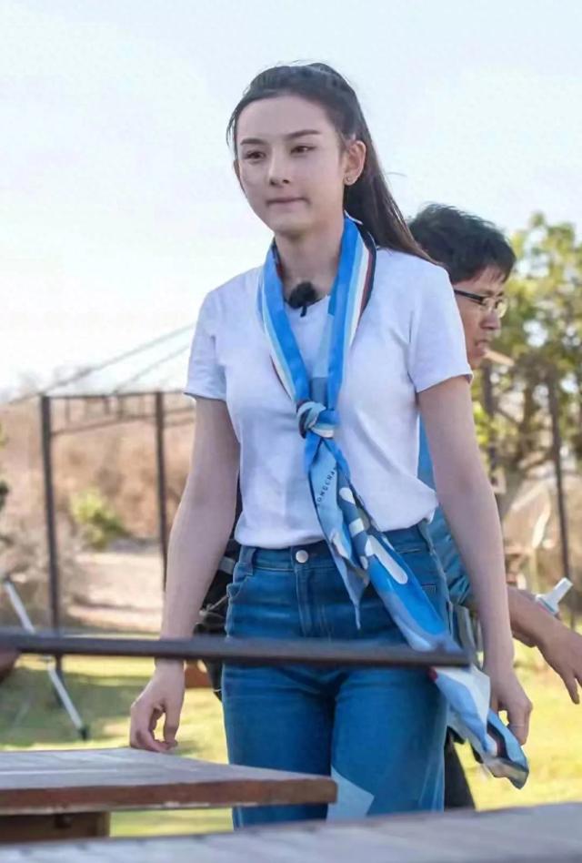 宋祖儿越长越漂亮，穿紧身牛仔裤超好看，腰臀线条太让人羡慕了