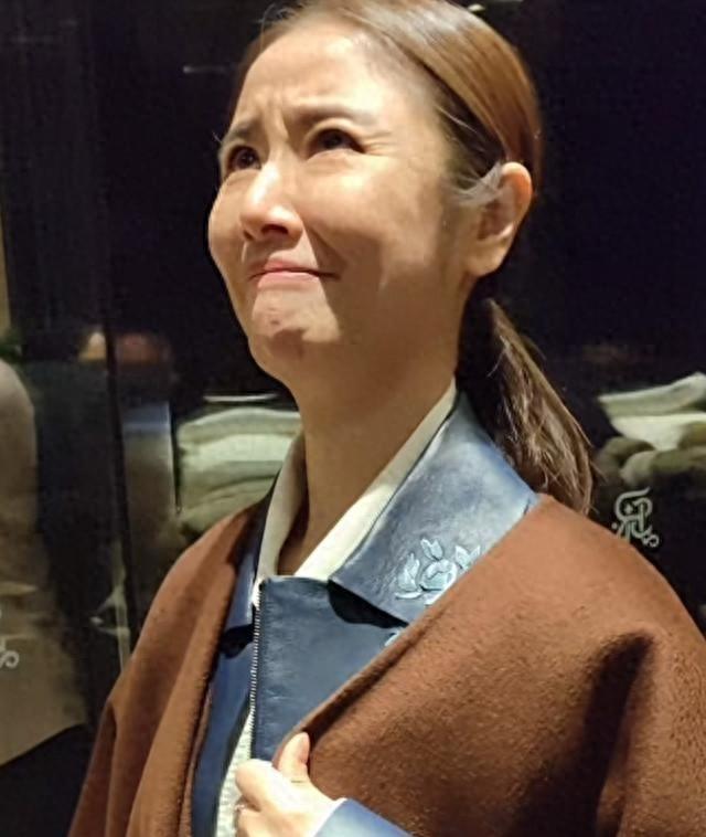 49岁林心如断崖式衰老，当年的紫薇格格也老了，脸变长 抬头纹好多