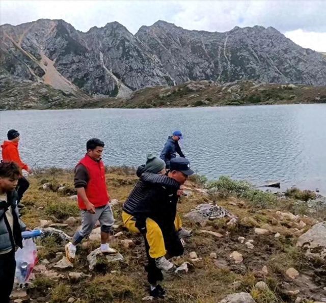 徒步党岭高反失温女孩昏迷19天后苏醒，父亲：她哭着要吃饭，但吞咽功能没恢复；此前“有成植物人的可能”