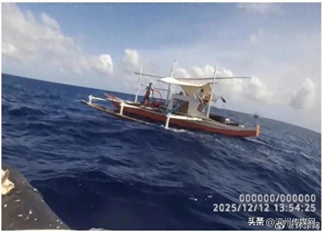 菲方人员挥舞20公分长刀威胁中方海警，专家：菲已开始用“武装渔民	”手段碰瓷，加强对华污名化叙事