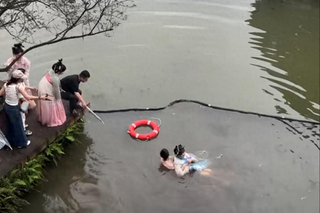 李庄古镇救人小伙仍未现身 景区发布寻人启事