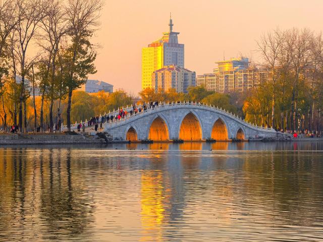 北京玉渊潭公园，也有“金光穿洞”！