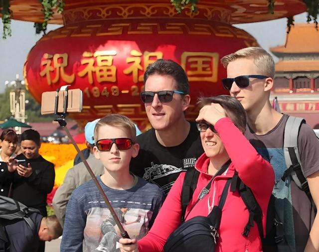 东方旋风席卷欧美！中国免签政策火出圈，老外直呼想“润”来中国