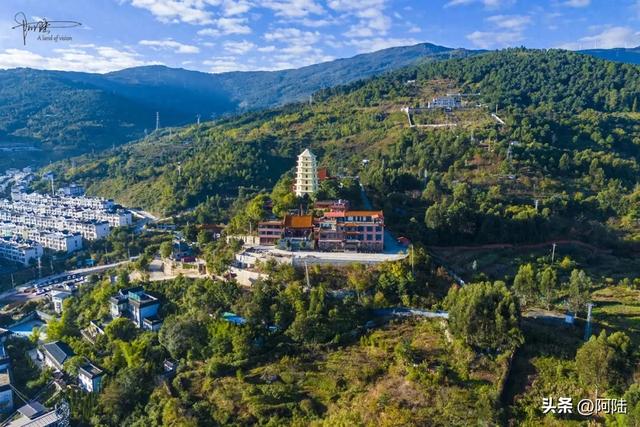 大理佛塔寺的山泉水是净化过的,老百姓不仅可以免费取,还不限量