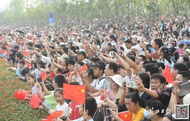 刚刚现身武汉街头，现场劲爆！“手机内存都不够用了”