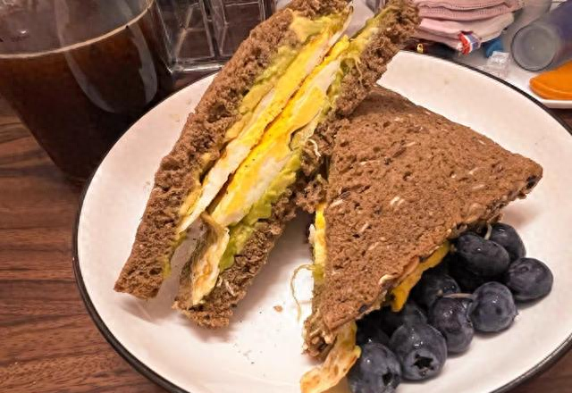 从152斤到96斤，发现一个掉秤很快的方法：早上高碳，晚上低碳！