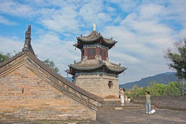 游客在介休市张壁古堡景区游玩