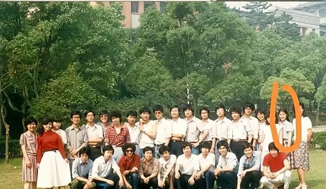 杜建英大学照片曝光，难怪能上位！两儿子名字暗藏深意，手握资本