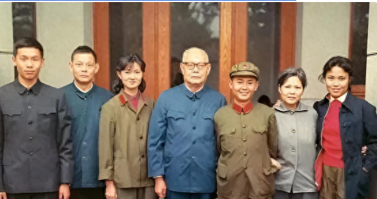 叶帅的四世同堂全家福：朴素小院里的家风传承，藏着最真的幸福