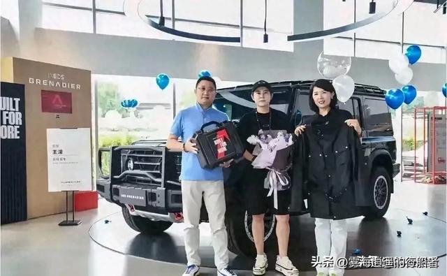 41岁王濛喜提越野豪车，在4S店各种摆拍，站在车顶把店员惊呆了