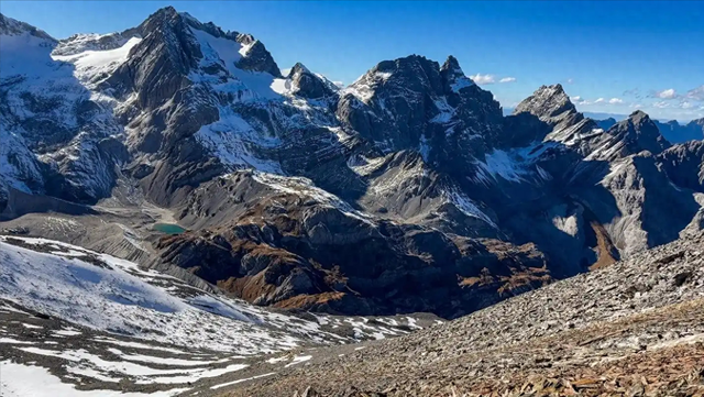 女大学生徒步雪莲峰，因失温瘫倒在雪山上，队友不离不弃极限救援