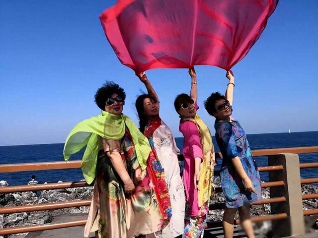 “自以为时髦	，实际很廉价”的3种中国式大妈穿搭，看看是你吗？