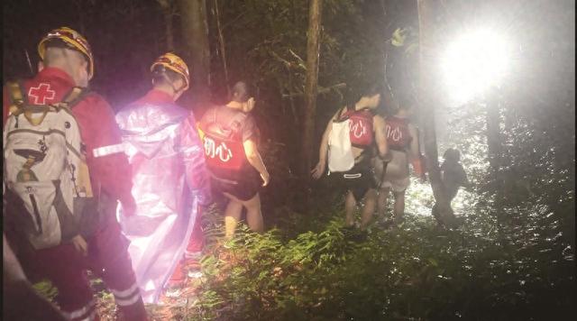 溯溪探险遇暴雨，4人被困溪边无法过河