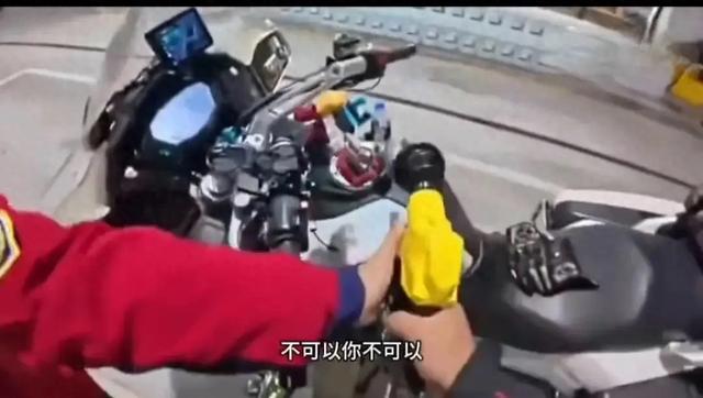 男子加油站滋油后续！因摩托车加油被拒，已被行政拘留，身份被扒