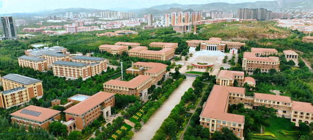 旅居昆明 | 在鲜花与书籍之间：一位书店主理人在这里迅速找到归属感