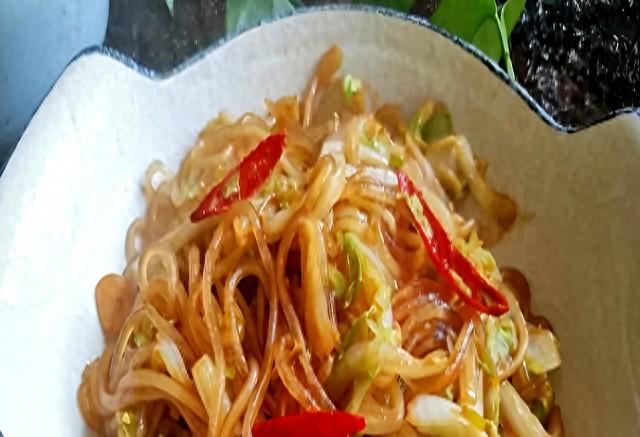 几毛钱一斤的白菜，加把粉条简单一炒，鲜香入味，比吃肉还过瘾