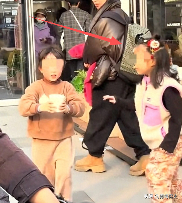 女孩打翻水杯后续：母亲正脸被扒，疑出言反驳网友，丢人丢到国外