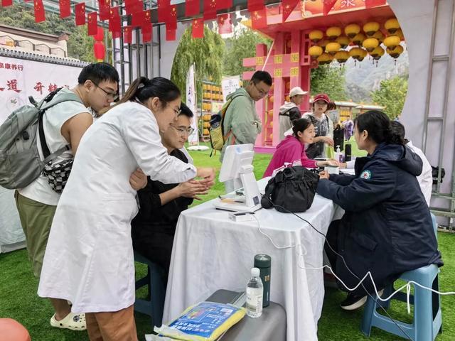辉县市中医院:国庆假期景区“摆摊”,中医药康养玩法超有料