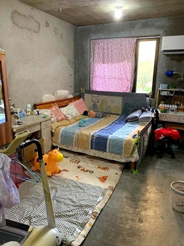 上海一三口之家！因入住毛坯房走红，几乎没装修，却无一丝穷酸气