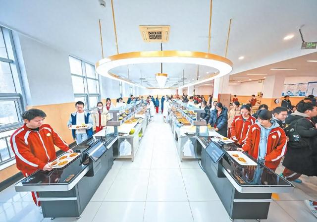 北京下了死命令	，2027年底前，所有中小学必须告别“校外配餐”