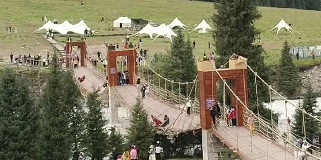 新疆伊犁一景区吊桥发生倾侧事故，潮新闻对话现场救人者与游客