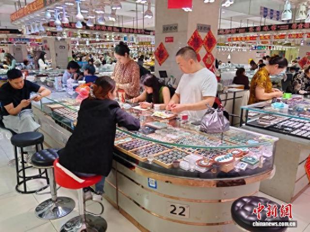 东海市在哪个省份（活力中国调研行世界水晶之都江苏东海年产水晶产品12亿件）