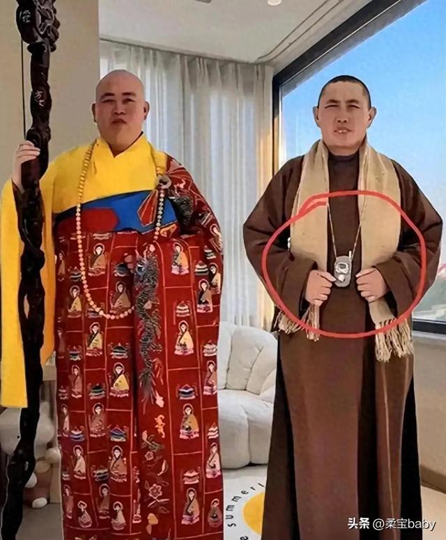 22年前，释永信与师姐释永梅合影曝光！她胸前挂着当时最时尚手机