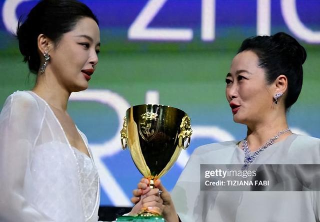 狐狸尾巴藏不住？辛芷蕾、郝蕾深夜"开撕"，圈中内幕被扯干净了