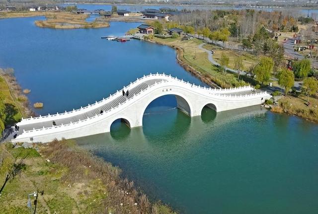 西安七夕公园:水韵织就初冬美景