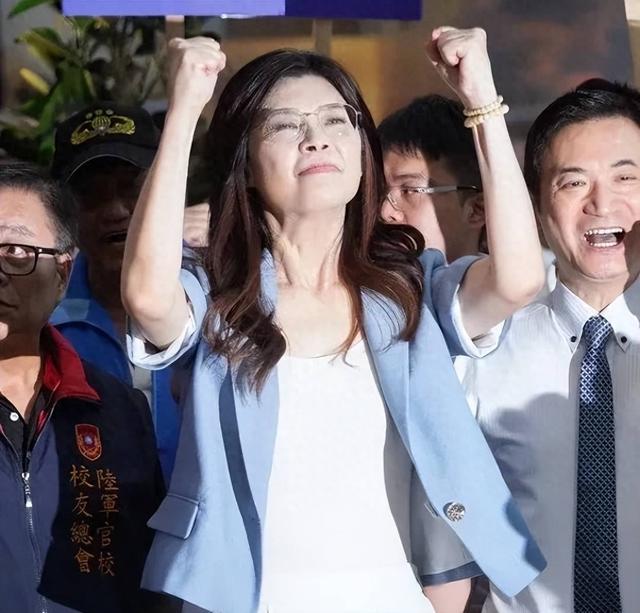 郑丽文还没踏上赴京飞机，台岛财产将被转移，郭正亮：绿营恐连败