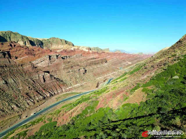 昌吉百里丹霞秋色正浓