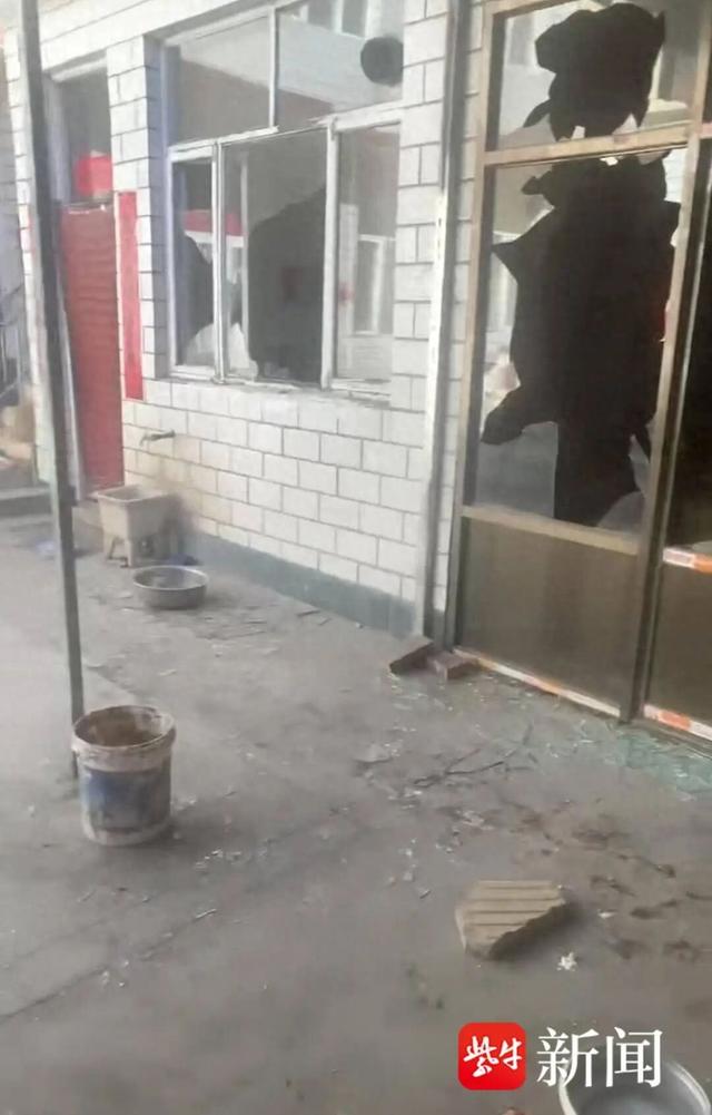 狗咬人引发血案！男子被狗咬伤后摔死狗	，狗主人带亲属上门打砸遭反杀，双方各执一词，案件一审将开庭