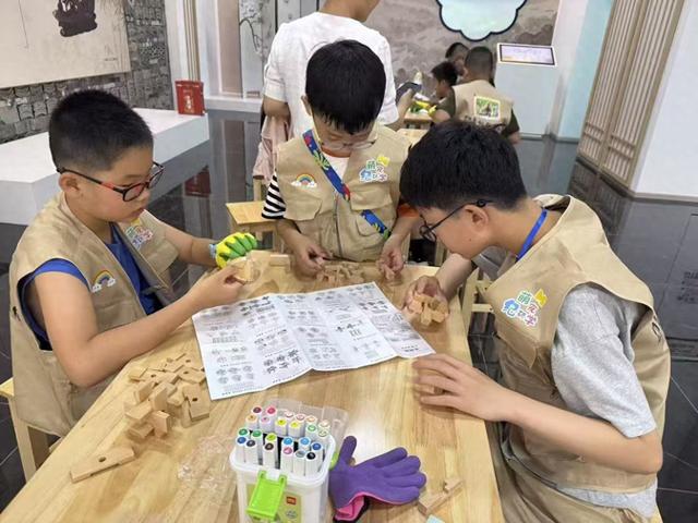 小记者走进扬州印象馆研学 体验扬州历史文化并与萌宠互动