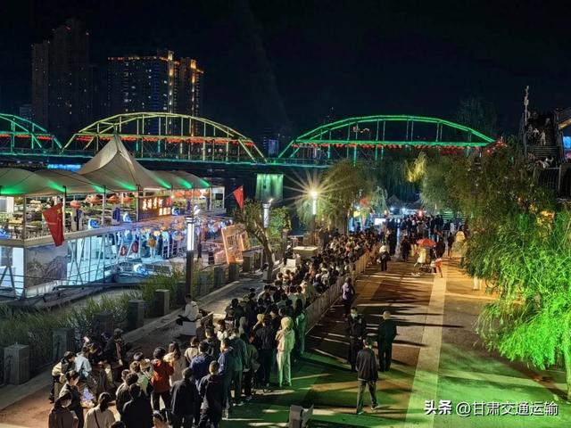夜游黄河船如织 服务暖心客自来——兰州国庆水上旅游人气旺体验佳