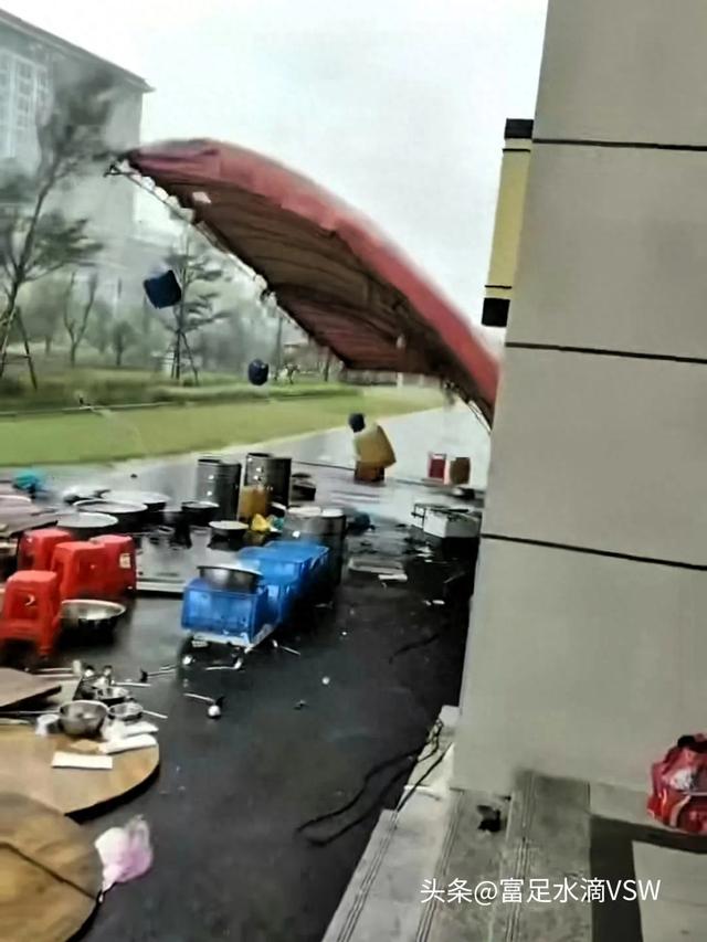 广东台风天办酒席名场面：龙虾泡成汤，“风雨同舟”的顶配！