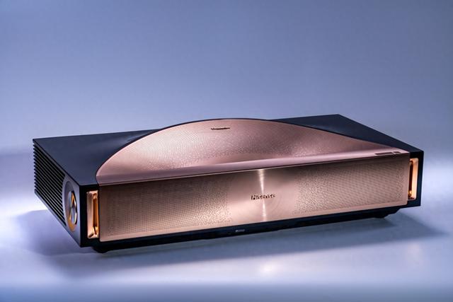海信激光电视探索X1 Ultra：1k尼特全屏亮度+9.1.4声道家庭天花板