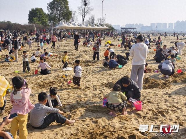 松雅湖这片沙滩，成了孩子们的乐园｜组图