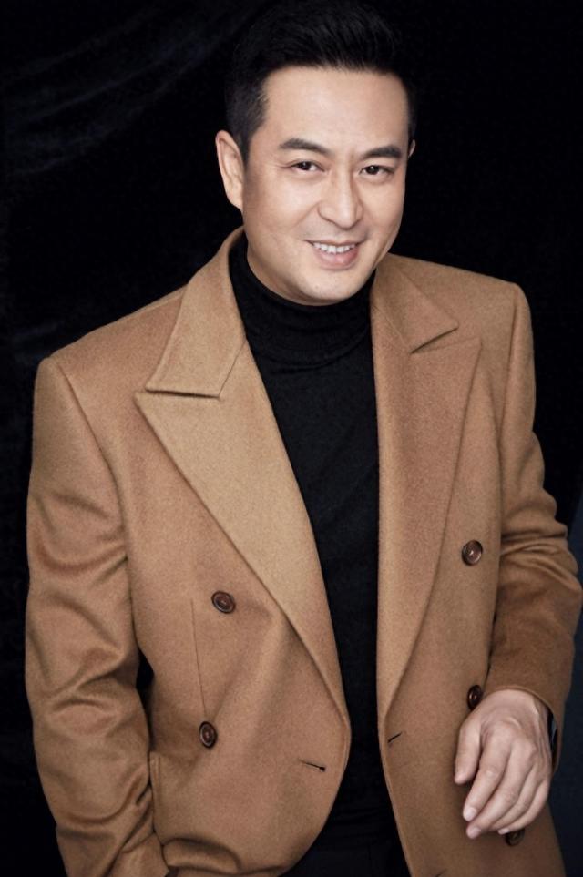 与王海燕离婚传闻真相大白1年，55岁张嘉益近况曝出，一点不意外