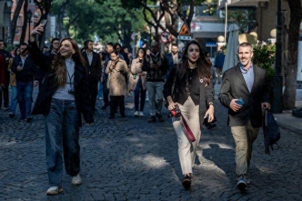 西班牙政党委员访汉发现：巴公房子在西班牙有同款