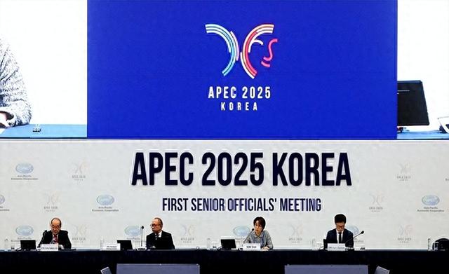 对华鹰派突然失宠了，来北京、见中方，特朗普心里只有这两件大事