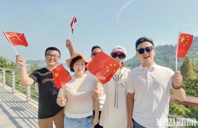 太清游览区举办“我和我的祖国”主题快闪 游客与工作人员共燃爱国情