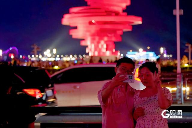 夏夜五四广场：市民游客共享城市活力