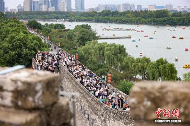 国庆假期 民众登上南京明城墙品味历史