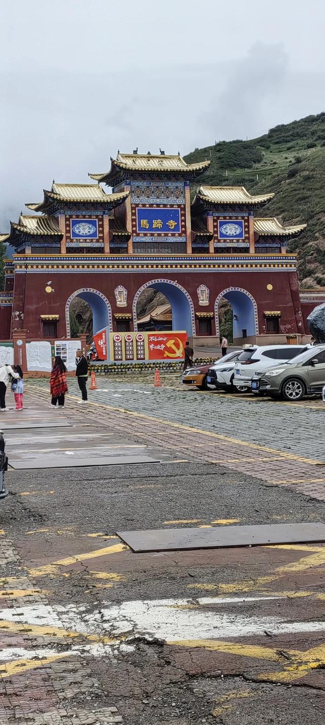 马蹄寺千佛洞旅游文化景区。