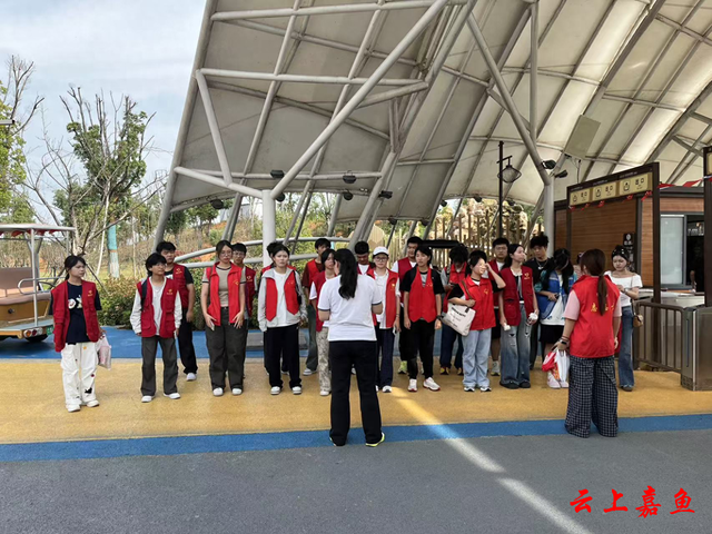 共青团嘉鱼县委：“志愿红”点亮黄金周助力文旅“景”上添花