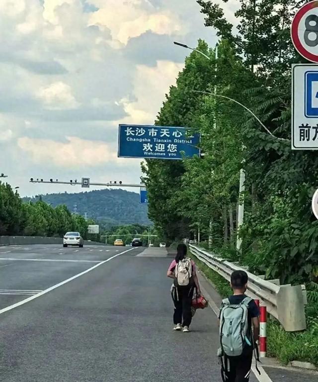深圳→长沙：31个日夜，800公里，汨罗父亲带两娃徒步走回家！